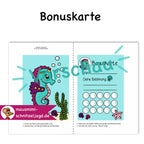 Bonuskarte „Seepferdchen“ für Kinder. Hier siehst du eine süße Bonuskarte mit gemaltem Motiv und dem Satz "Du bist super!" zum Ausdrucken als PDF-Download. Du kannst dein Kind ganz einfach motivieren und belohnen. Hier siehst du, wie die Druckdatei aufgebaut ist: Vorne und hinten bekommt jede Affirmationskarte das selbe Motiv. Deinen Ausdruck einfach an der gestrichelten Linie falten, dann die Seiten zusammen kleben und ausschneiden. Fertig ist das Fleißkärtchen. 